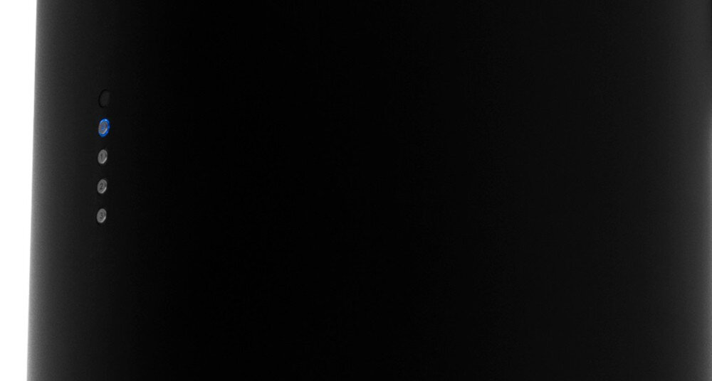 OKAP AKPO WK-12 Balmera WL Slim Na zdjęciu widać fragment czarnego, cylindrycznego okapu kuchennego z widocznym rzędem przycisków sterujących na obudowie. U dołu znajdują się wbudowane punkty świetlne LED oraz prostokątny filtr tłuszczowy tryb wyciąg pochłaniacz filtry węglowe usuwanie zapachów opary