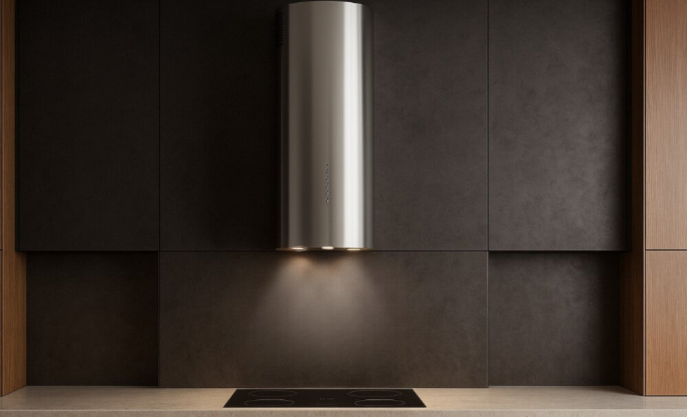 OKAP AKPO WK-4 Balmera WL Slim Nad płytą grzejną zawieszony jest biały, cylindryczny okap z panelem przycisków na froncie. Po bokach stoją wazon z gałązkami oraz drewniane akcesoria kuchenne, które ocieplają aranżację.