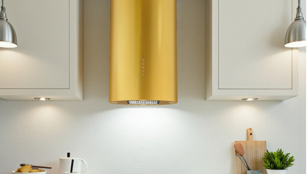 OKAP AKPO WK-4 Balmera WL Slim Nad płytą gazową zawieszony jest biały, cylindryczny okap, który oświetla blat dwoma punktami światła. Po bokach stoją szafki wiszące oraz rośliny i drewniana deska, tworząc spójną, jasną aranżację kuchni wygląd detale styl kolor biały