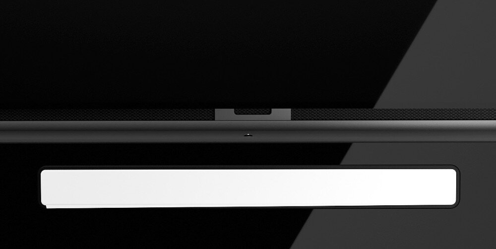 OKAP AKPO WK-7 Fabio 60 Na zdjęciu widać czarny okap sufitowy marki akpo z wąskim szczelinowym wlotem powietrza. Pod spodem znajduje się podłużne oświetlenie LED, które doświetla strefę gotowania LED równomierne oświetlenie energooszczędne jasne widoczność