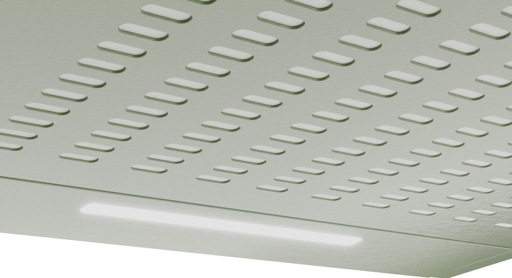 OKAP AKPO WK-7 ZK-50 Przedstawia okap podszafkowy widziany od frontu, z podłużną listwą świetlną LED w górnej części panelu oraz gęstym rzędem prostokątnych perforacji zasysających powietrze. Powierzchnia okapu jest gładka i błyszcząca, co podkreśla prostą, jednolitą formę urządzenia. światło led jasne energooszczędne oświetlenie