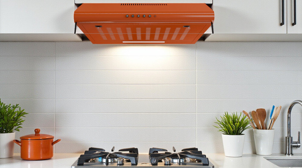 OKAP AKPO WK-7 ZK-50 Na zdjęciu znajduje się okap podszafkowy zamontowany nad płytą gazową, na tle białych, prostokątnych płytek ułożonych w cegiełkę. Po obu stronach płyty ustawiono akcesoria kuchenne, takie jak pojemnik z drewnianymi łyżkami i doniczka z rośliną, a światło z okapu równomiernie rozświetla całą strefę gotowania kolory elegancja wygląd styl