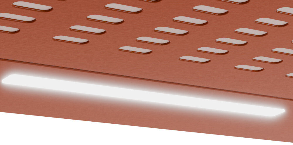 OKAP AKPO WK-7 ZK-50 Przedstawia okap podszafkowy widziany od frontu, z podłużną listwą świetlną LED w górnej części panelu oraz gęstym rzędem prostokątnych perforacji zasysających powietrze. Powierzchnia okapu jest gładka i błyszcząca, co podkreśla prostą, jednolitą formę urządzenia. światło led jasne energooszczędne oświetlenie