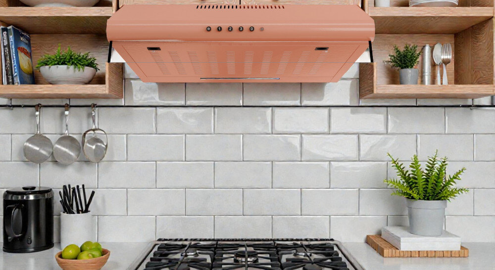 OKAP AKPO WK-7 ZK-60 Na zdjęciu znajduje się okap podszafkowy zamontowany nad płytą gazową, na tle białych, prostokątnych płytek ułożonych w cegiełkę. Po obu stronach płyty ustawiono akcesoria kuchenne, takie jak pojemnik z drewnianymi łyżkami i doniczka z rośliną, a światło z okapu równomiernie rozświetla całą strefę gotowania kolory elegancja wygląd styl