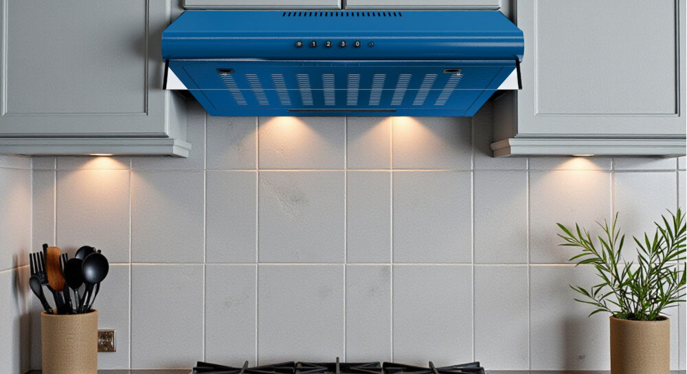 OKAP AKPO WK-7 ZK-60 Na zdjęciu znajduje się okap podszafkowy zamontowany nad płytą gazową, na tle białych, prostokątnych płytek ułożonych w cegiełkę. Po obu stronach płyty ustawiono akcesoria kuchenne, takie jak pojemnik z drewnianymi łyżkami i doniczka z rośliną, a światło z okapu równomiernie rozświetla całą strefę gotowania kolory elegancja wygląd styl