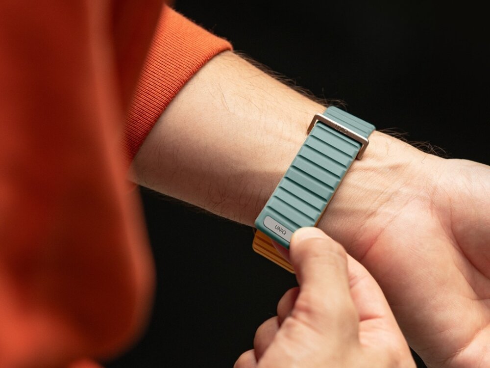 Pasek UNIQ Revix Evo do Apple Watch 1/2/3/4/5/6/7/8/9/SE/SE2/Ultra/Ultra2 (42/44/45/49 mm) Zielono-żółty, Wygoda i bezpieczeństwo, Zbliżenie na odpinany pasek wraz z zegrakiem na nadgarstku