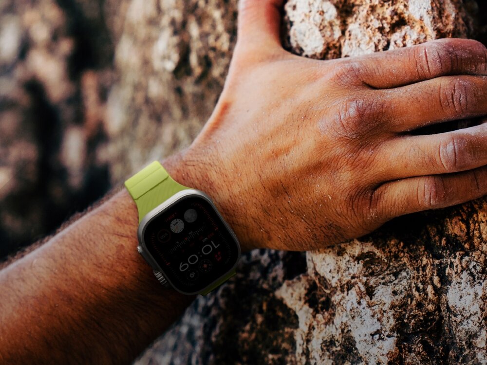 Pasek UNIQ Stride do Apple Watch 4/5/6/7/8/9/SE/SE2 (38/40/41mm) Różowy, Na każde warunki, Dłoń chwyta materiał skalny, na nadgarstku prezentacja paska wraz z zegarkiem