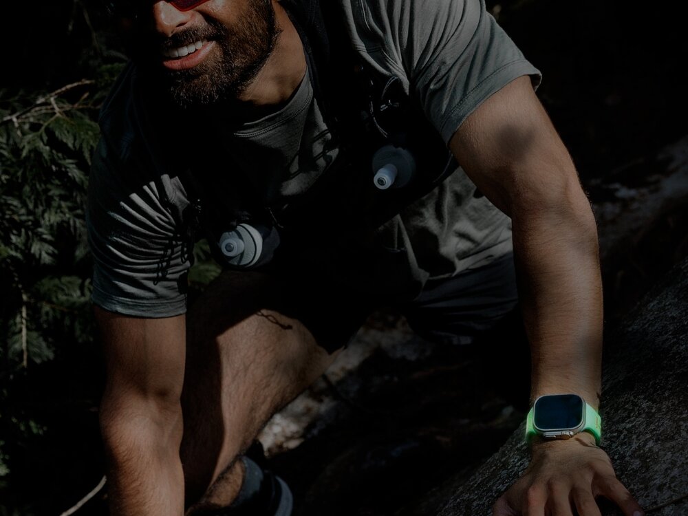 Pasek UNIQ Stride SE do Apple Watch 4/5/6/7/8/9/10/SE/SE2/Ultra/Ultra 2 (44/45/46/49 mm) Biały, Widoczność na poziomie, Mężczyzna w porzej nocnej, na nadgarstku pasek z zegarkiem, świecący w ciemności