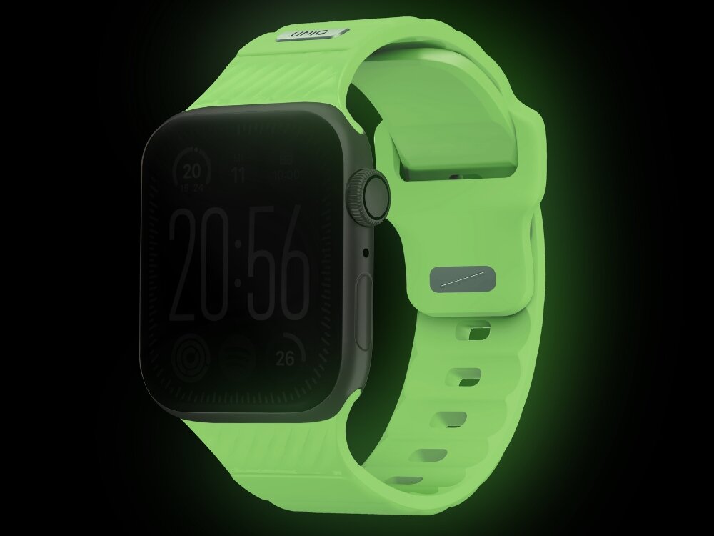 Pasek UNIQ Stride SE do Apple Watch 4/5/6/7/8/9/10/SE/SE2/Ultra/Ultra 2 (44/45/46/49 mm) Biały, Stworzony do ruchu, Opaska wraz z zegarkiem pokazana w ciemności od frontu, prawo skos