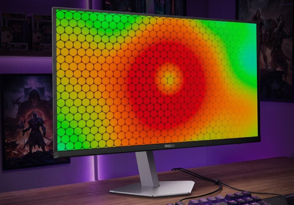 Monitor AOC Agon Pro AG276UZD Monitor na biurku prezentujący kolorowy wzór geometryczny na ekranie