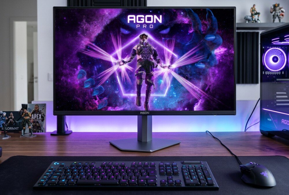 Monitor AOC Agon Pro AG276UZD Monitor na biurku z klawiaturą i myszką, wyświetlający grafikę z gry komputerowej