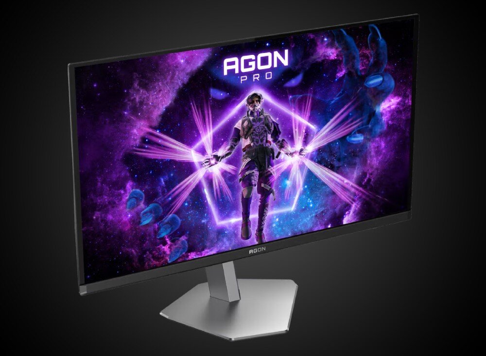 Monitor AOC Agon Pro AG276UZD Monitor na podstawie widziany pod kątem, z włączonym ekranem przedstawiającym postać