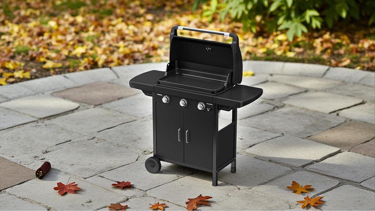 Grill gazowy CAMPINGAZ Plancha EX3, smażenie, grillowanie, jedzenie, ogród, grill stoi frontem prawo skos z otwartą pokrywą na tarasie porą jesienną