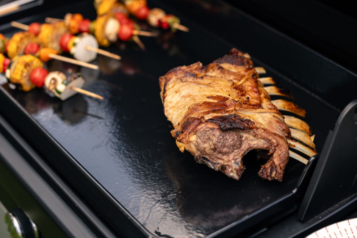 Grill gazowy CAMPINGAZ Plancha EX3, powierzchnia, palniki, jednocześnie, potrawy, zbliżenie na potrawy smażone na płycie grilla