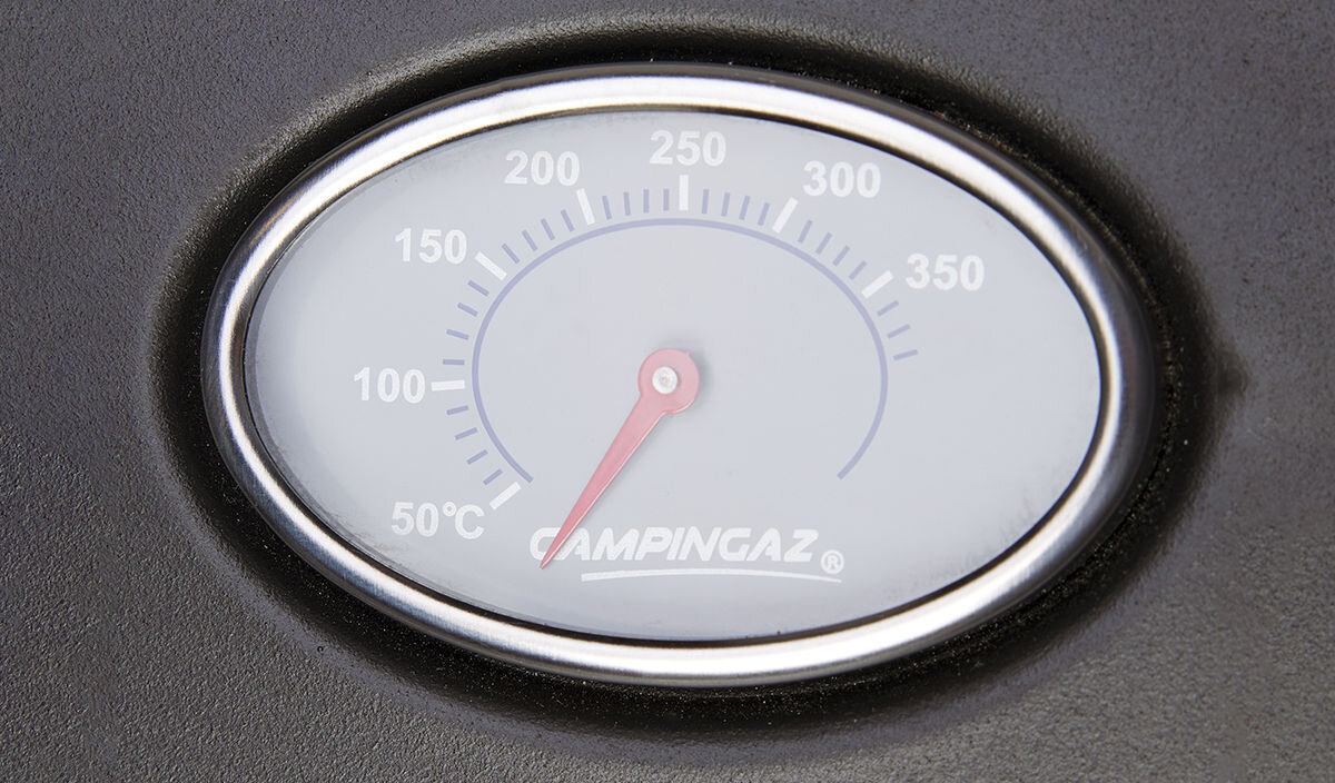 Grill gazowy CAMPINGAZ Plancha EX3, kontrola, temperatura, dostosowanie, pokrywa, zbliżenie na wbudowany termometr grilla
