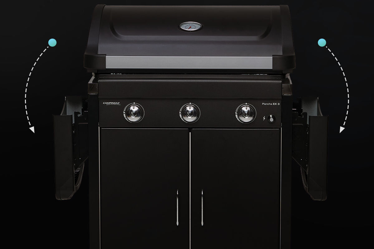 Grill gazowy CAMPINGAZ Plancha EX3, akcesoria, półki, boczne, grillowanie, na czarnym tle grill frontem na wprost z wizualizacją składania bocznych półek