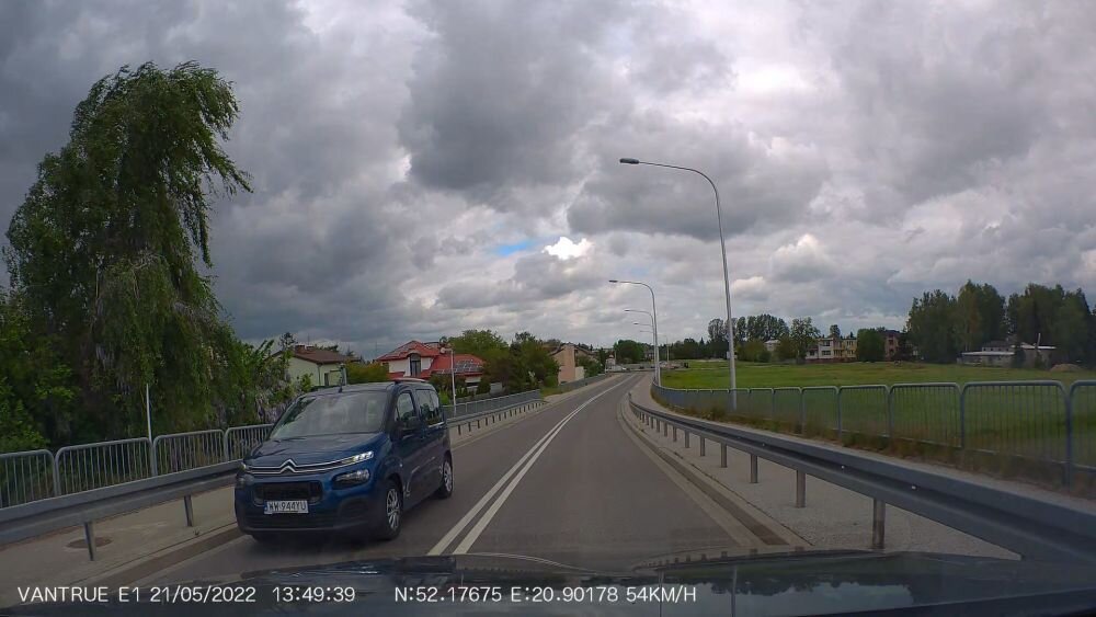 Wideorejestrator VANTRUE E1 obiektyw rozdzielczość nagrywanie kąt zapis sensor czujnik montaż wymiary ładowanie zasilanie auto samochód rejestrowanie karta pamięć pojemność ładowarka obraz zdjęcia filmy aplikacja sterowanie