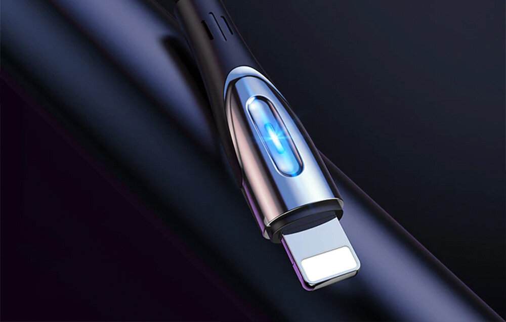 Zbliżenie na końcówkę kabla USB do Lightning z metalicznym wykończeniem i niebieskim podświetleniem. Kabel jest czarny i ma nowoczesny design.