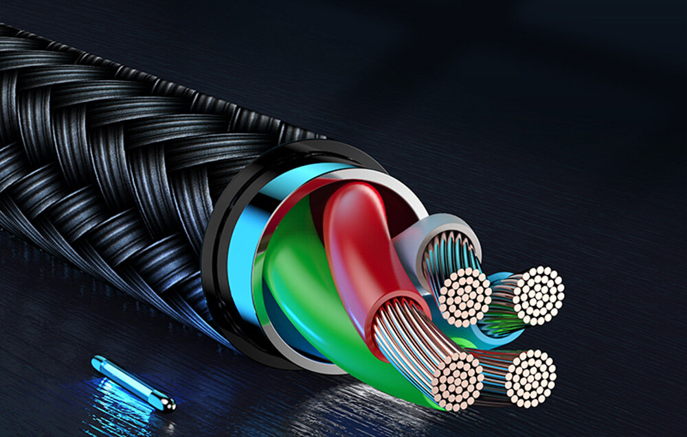 Obraz przedstawia przekrój kabla z widocznymi kolorowymi przewodami wewnętrznymi oraz oplotem zewnętrznym. Kabel ma różnokolorowe izolacje i metalowe przewody w środku.