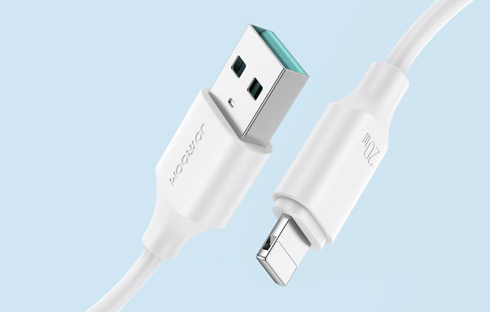 Na jasnoniebieskim tle widoczny jest biały kabel z końcówkami USB-A i Lightning. Na jednej z końcówek znajduje się napis \'Joyroom\'.