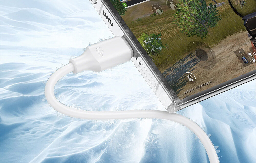 Biały kabel USB typu C podłączony do urządzenia mobilnego, na którym wyświetlana jest gra. Tło przedstawia lodową powierzchnię.