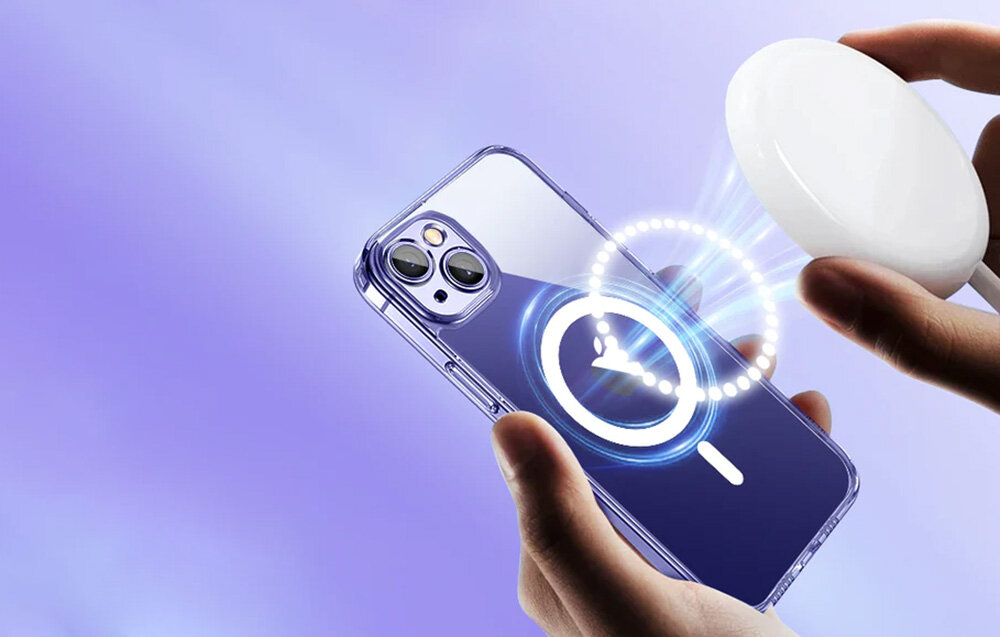 Osoba trzyma przezroczyste etui na telefon z widocznym efektem magnetycznym. Obok znajduje się biały, okrągły przedmiot przypominający ładowarkę bezprzewodową.
