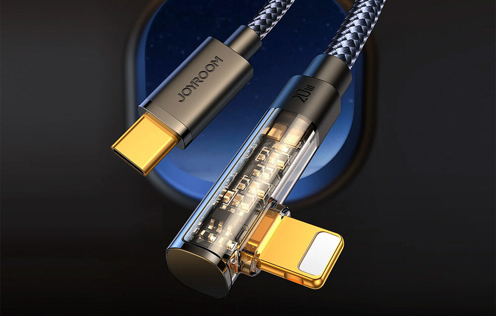 Obraz przedstawia dwa złącza kabla USB-C Lightning z widocznymi elementami elektronicznymi. Na jednym z nich widnieje napis \'JOYROOM\' oraz oznaczenie \'20W\'.