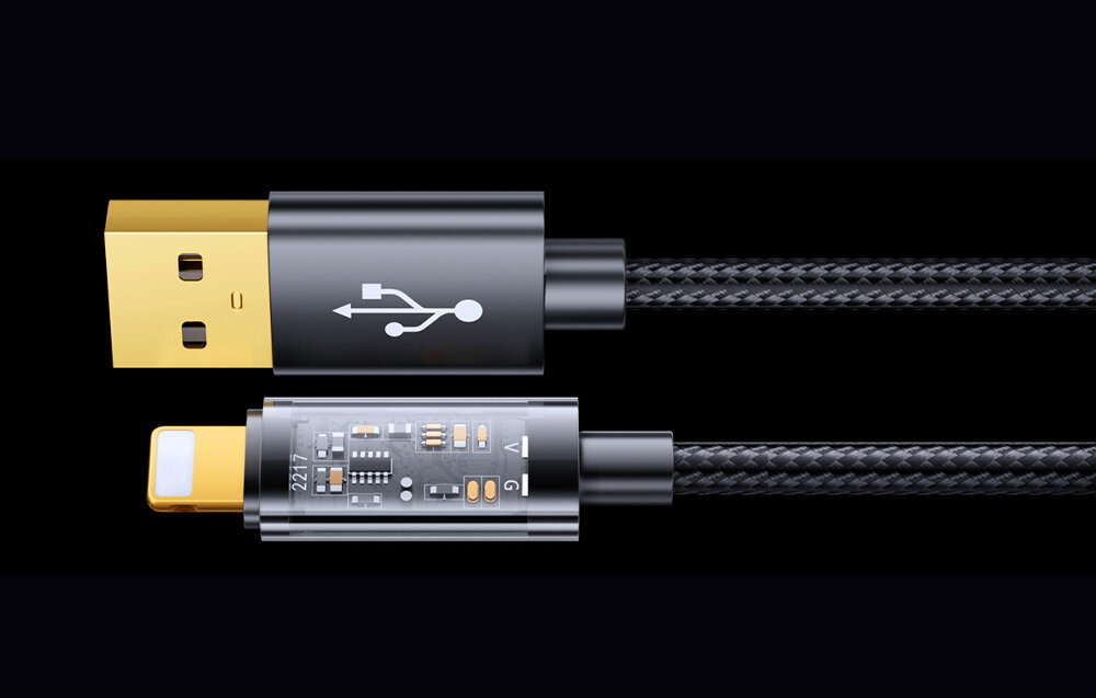 Obraz przedstawia dwa końce kabla: jeden z wtyczką USB-A z symbolem USB, drugi z wtyczką Lightning z widocznymi elementami elektronicznymi. Kabel ma plecioną, ciemną osłonę.