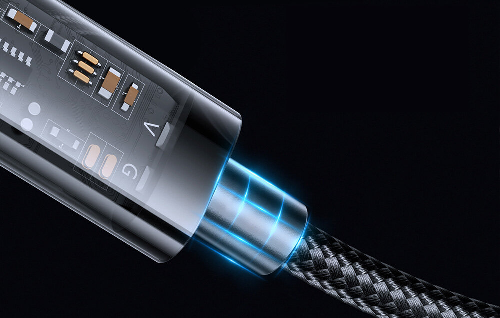 Zbliżenie na końcówkę kabla z widocznymi elementami elektronicznymi i plecioną osłoną w kolorze niebieskim. Kabel ma metaliczne wykończenie z efektem świetlnym.