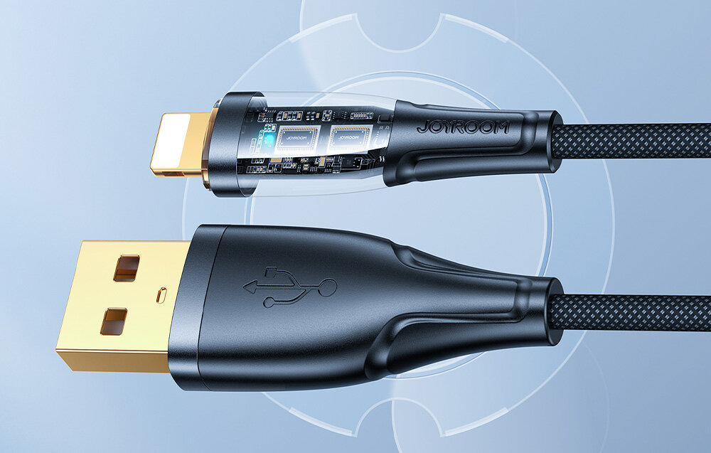 Obraz przedstawia dwa końce kabla: jeden z wtyczką USB-A, a drugi z wtyczką Lightning z widocznymi elementami elektronicznymi. Na kablu widoczne jest logo \'JOYROOM\'.