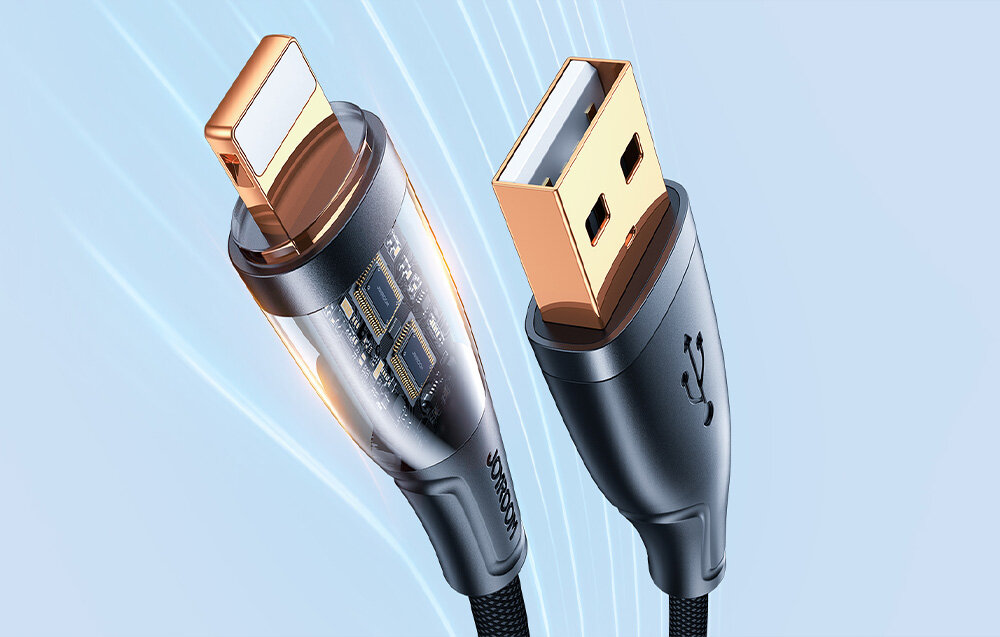 Obraz przedstawia dwa złącza kabla: USB-A i Lightning, z metalicznymi końcówkami w kolorze złotym. Na kablu widoczne jest logo \'Joyroom\'.