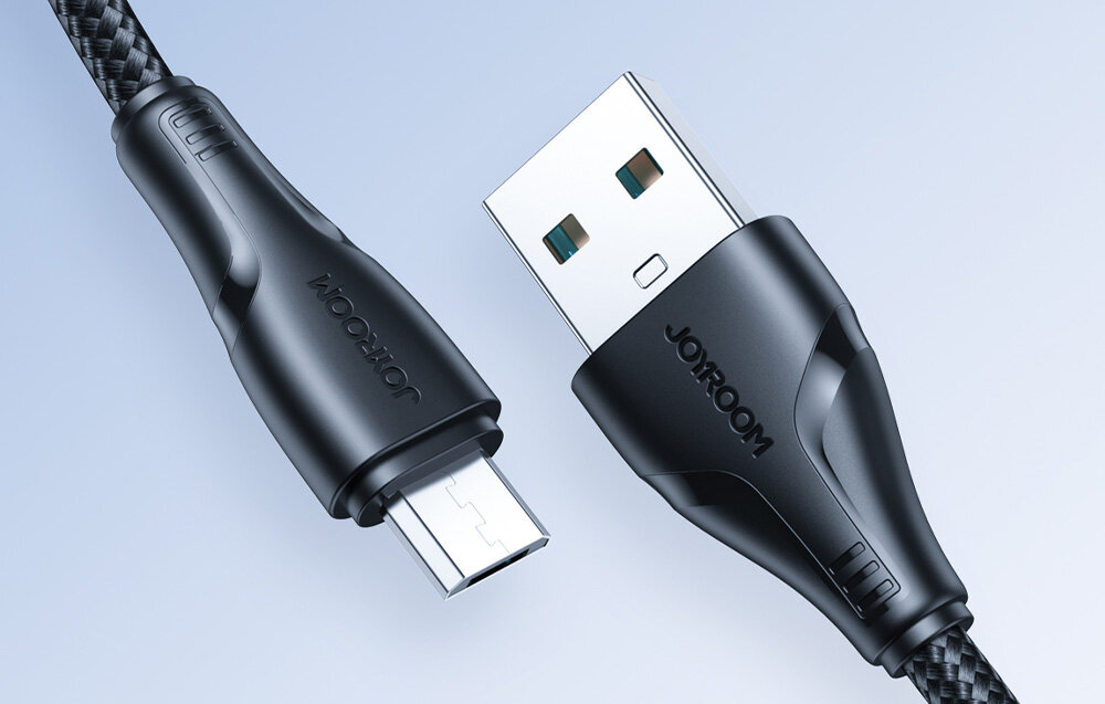 Obraz przedstawia czarny kabel z końcówkami USB-A i Micro USB. Na obudowie wtyczki widoczny jest napis \'JOYROOM\'.