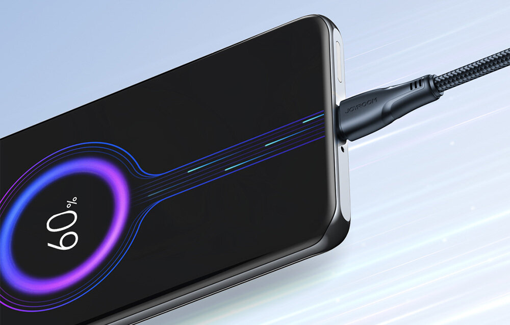 Smartfon z podłączonym kablem do ładowania, na ekranie widoczny wskaźnik ładowania z wartością 60%. Kabel ma czarny oplot i widoczne jest logo \'Joyroom\'.