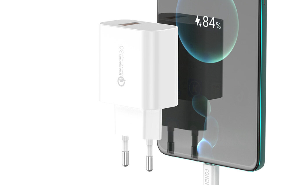 Biała ładowarka sieciowa z logo \'Quick Charge 3.0\' jest podłączona do smartfona, który pokazuje poziom naładowania baterii 84%.