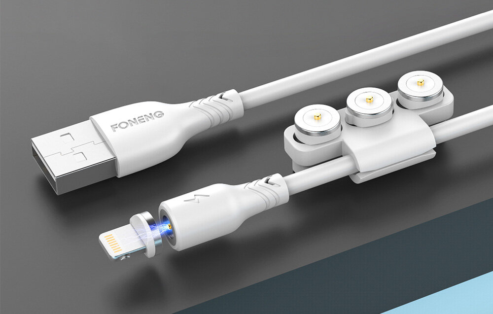 Biały kabel z końcówką USB oraz trzema wymiennymi magnetycznymi złączami: USB-C, Lightning i Micro USB. Na kablu widoczne jest logo \'FONENG\'.