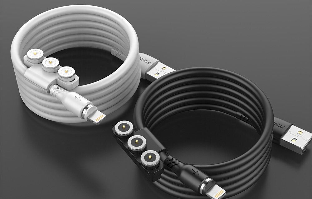 Na obrazie widoczne są dwa zwoje kabli magnetycznych w kolorach białym i czarnym, z końcówkami USB oraz wymiennymi końcówkami Lightning, USB-C i Micro USB. Na końcówkach USB widnieje napis \'Foneng\'.