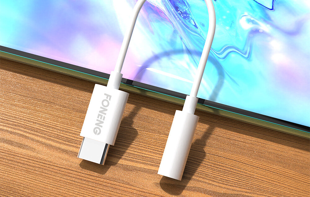 Biały kabel audio z końcówką USB typu C i 3.5 mm jackiem leży na drewnianej powierzchni. Na końcówce USB widoczne jest logo \'FONENG\'.