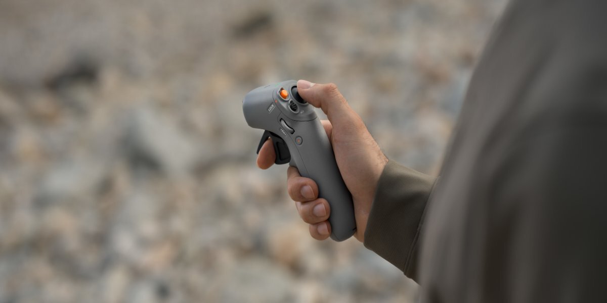 Dłoń trzymająca kontroler DJI RC Motion 2.