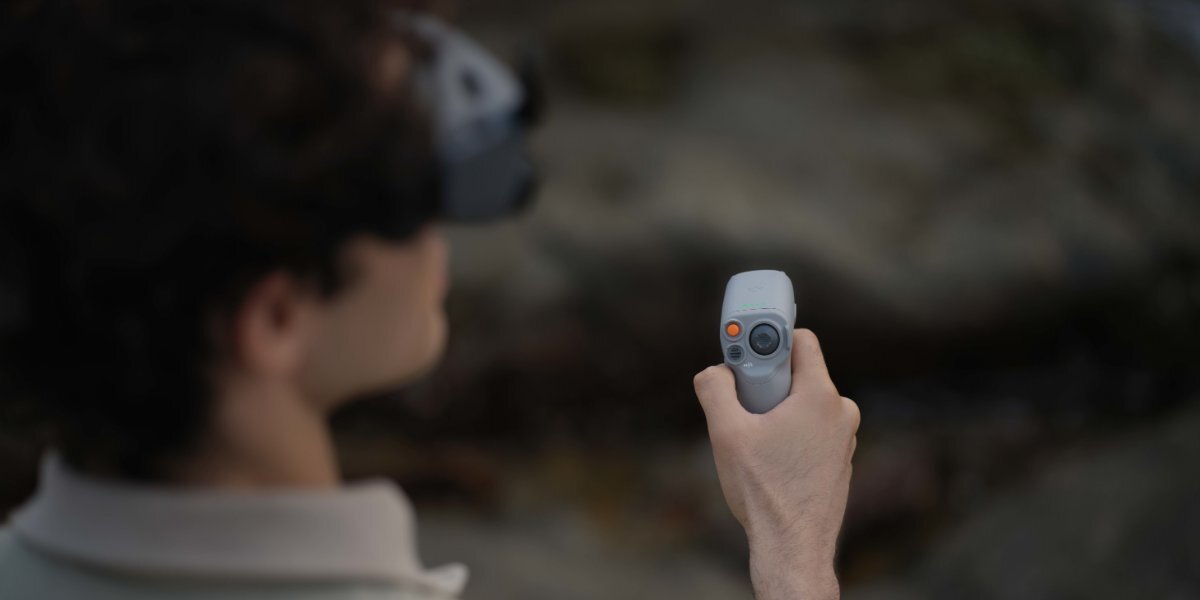 Mężczyzna trzymający kontroler DJI RC Motion 2.