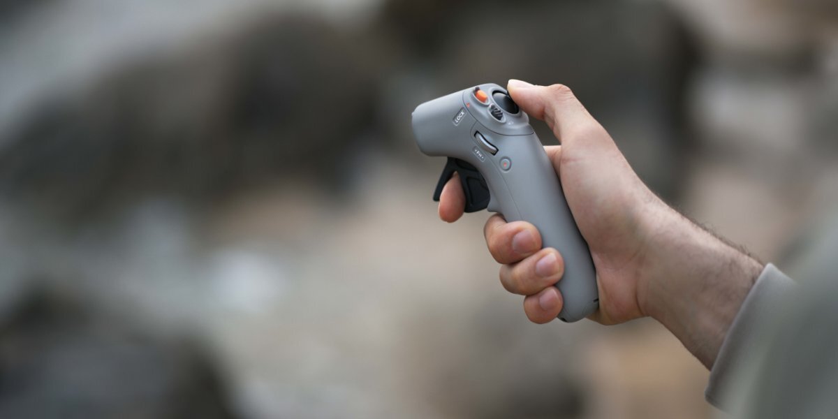 Dłoń trzymająca kontroler DJI RC Motion 2.