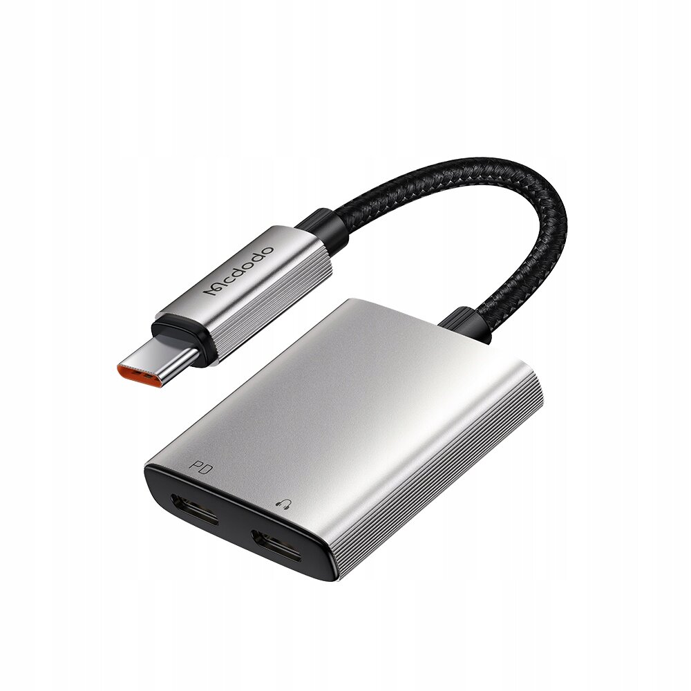 Srebrny adapter z dwoma portami USB-C i plecionym kablem. Na wtyczce widoczny jest napis \'Mcdodo\'.