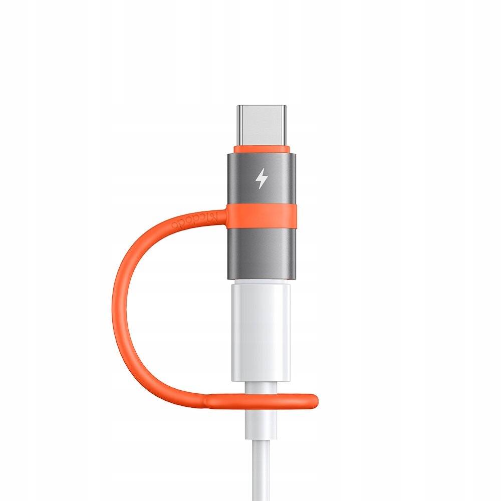 Na obrazie widoczny jest adapter USB-C z szarym korpusem i pomarańczowym kablem. Na adapterze znajduje się symbol błyskawicy.