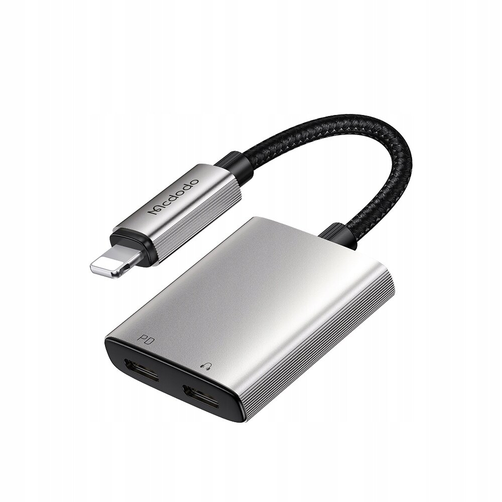 Adapter z dwoma portami Lightning i plecionym kablem, z widocznym logo \'Mcdodo\' na wtyczce. Obudowa jest metaliczna z oznaczeniami \'PD\' i ikona słuchawek na jednym z portów.