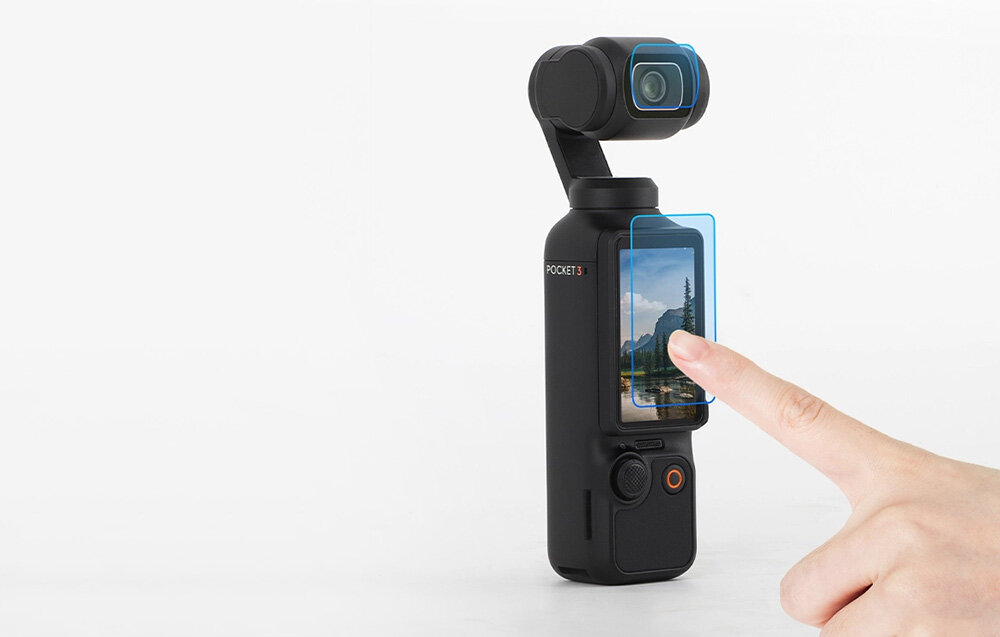 Urządzenie DJI Osmo Pocket 3 z nałożonym szkłem hartowanym na ekran i obiektyw. Na ekranie wyświetlany jest krajobraz, a palec dotyka powierzchni szkła.