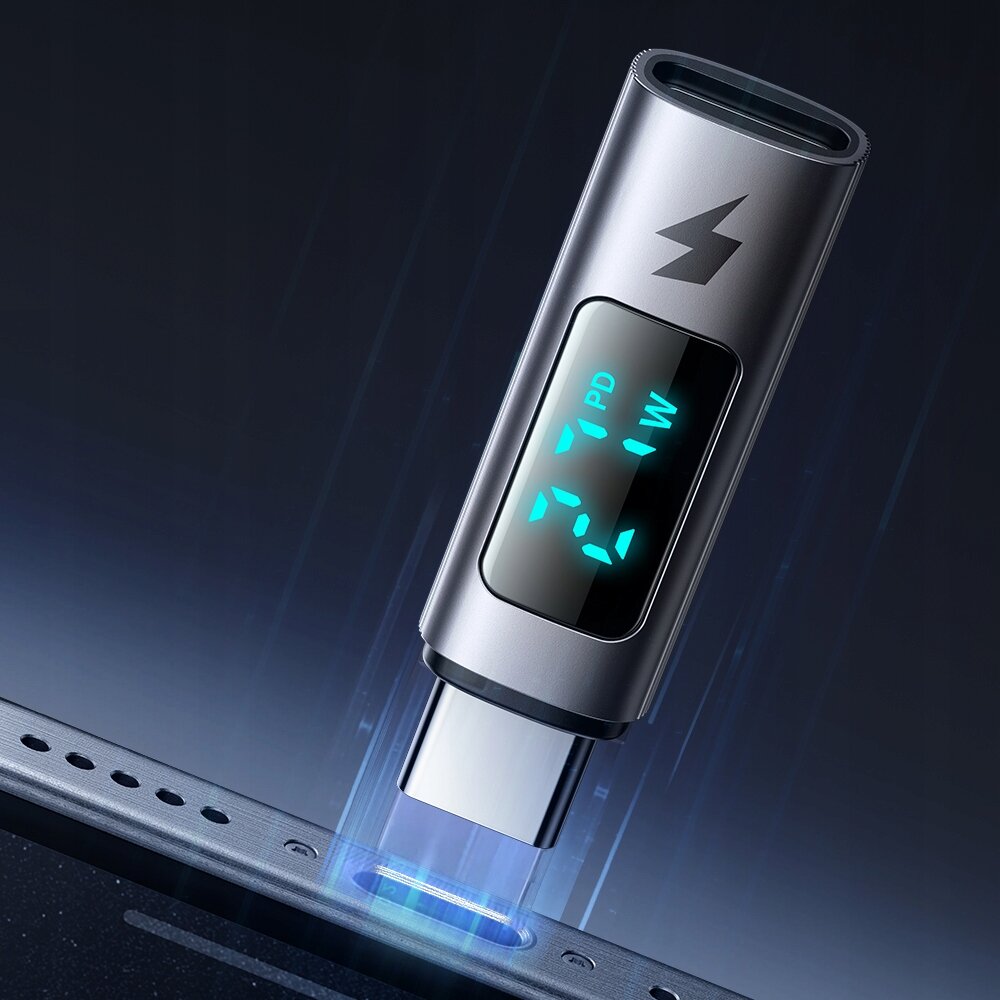 Metaliczny adapter USB-C z wyświetlaczem pokazującym \'21 PD W\' oraz symbolem błyskawicy na obudowie. Adapter jest podłączany do urządzenia z portem USB-C.