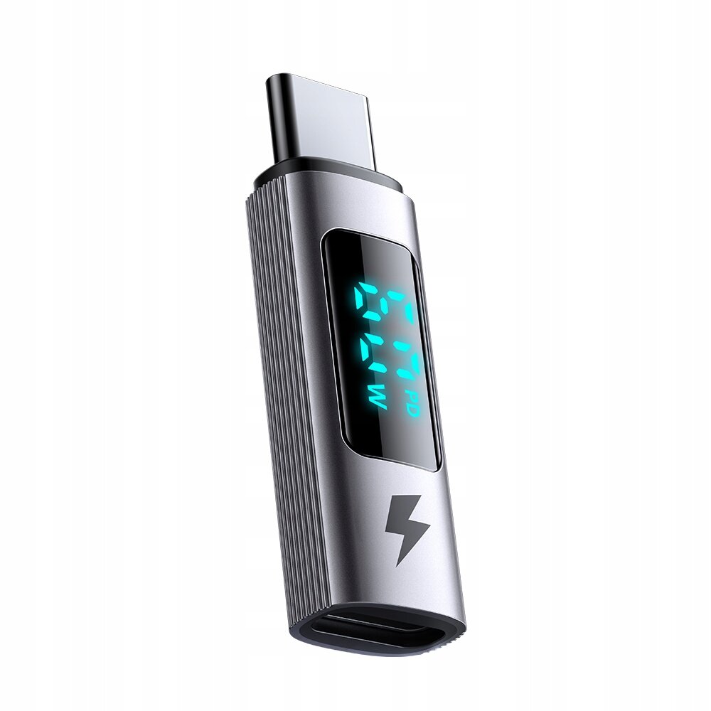 Srebrny adapter USB-C z wyświetlaczem pokazującym \'61.7 PD W\' oraz symbolem błyskawicy na obudowie.
