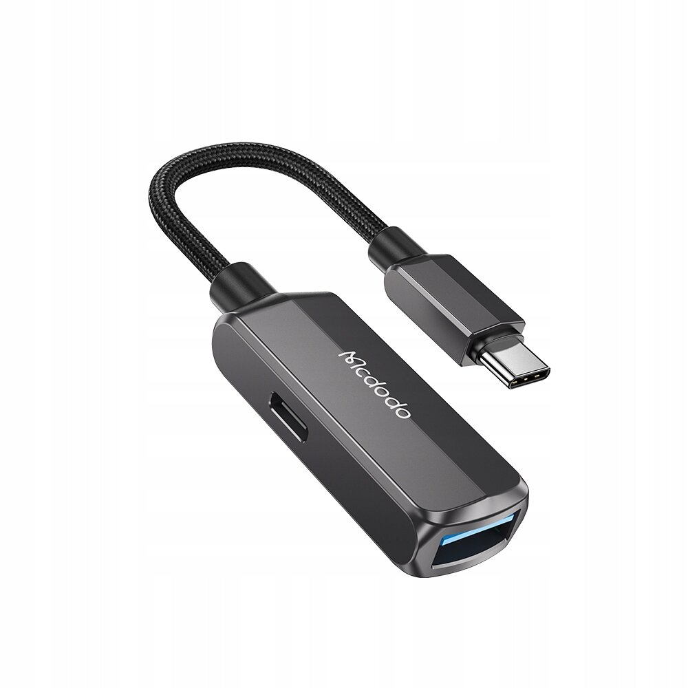 Na obrazie widoczna jest przejściówka USB-C na USB z logo \'Mcdodo\'. Adapter ma pleciony kabel i metaliczną obudowę z portem USB-A.