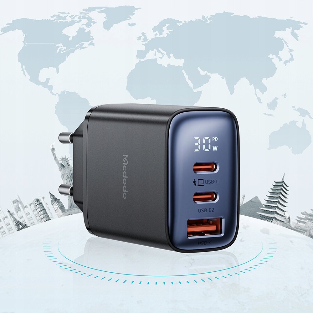 Czarna ładowarka sieciowa z trzema portami: dwoma USB-C i jednym USB-A, z wyświetlaczem LED pokazującym \'30W PD\'. Na obudowie widoczne jest logo \'Mcdodo\'.
