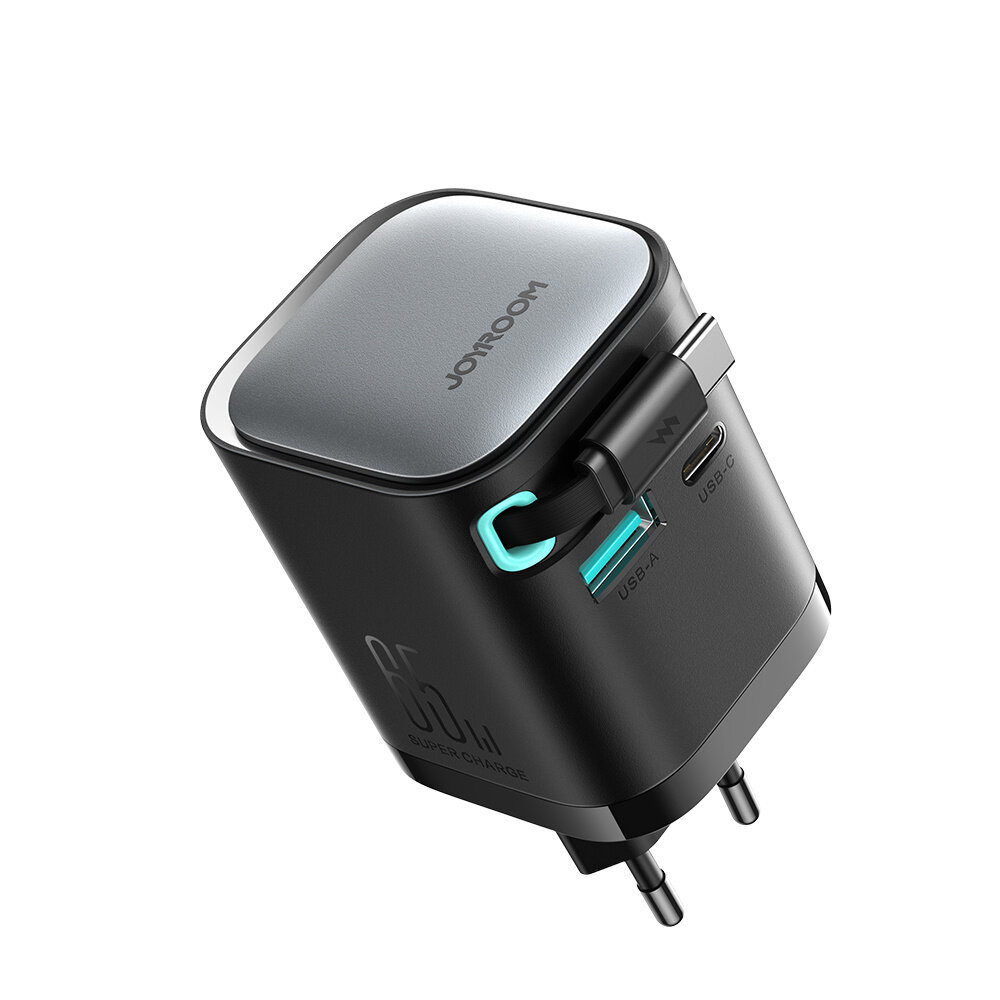 Czarna ładowarka sieciowa z dwoma portami USB (USB-A i USB-C) oraz zwijanym kablem. Na górnej powierzchni widoczne jest logo \'JOYROOM\'.
