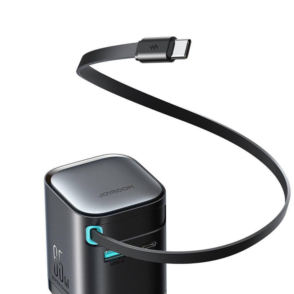 Na obrazie widoczna jest ładowarka sieciowa z logo \'JOYROOM\' na górze oraz zwijanym kablem USB-C. Na obudowie znajduje się napis \'65W\' oraz port USB-A.